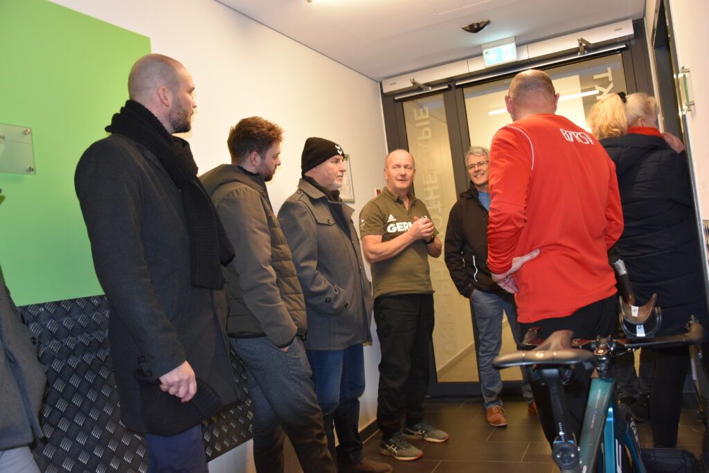 Das Begleitgremium beim Rundgang durch das Para-Center Cottbus.