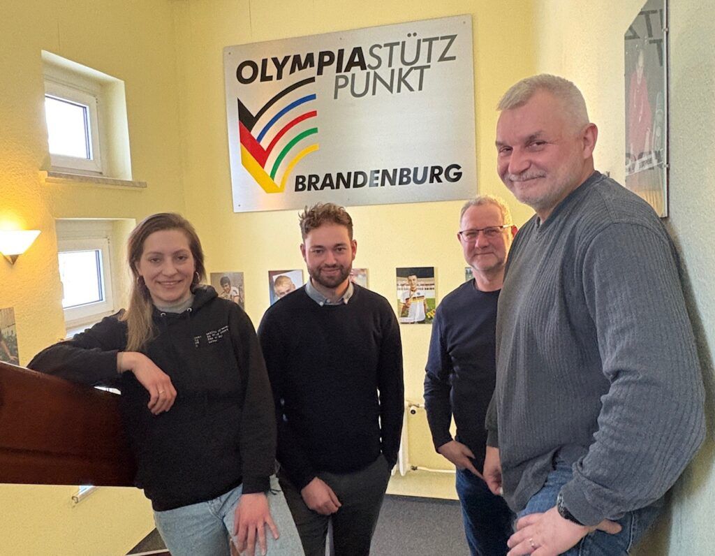 Setzen gemeinsam auf Nachhaltigkeit (v.l.): Franziska Kathe (Veranstaltungsleiterin Springer-Meeting Cottbus), Jona Peters (Leiter Netzwerkbüro für Nachhaltigkeit im Sport in der Lausitz), Axel Viertler (Gesamtleiter UEC Bahnrad-Europameisterschaften U19/U23 Cottbus) und Mirko Wohlfahrt (langjähriger Turnierdirektor Turnier der Meister Cottbus). Foto: Thomas Juschus