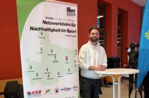 Netzwerkleiter Jona Peters bei der "Sprechstunde Nachhaltigkeit im Verein" in der Cottbuser Lausitz-Arena,