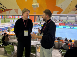 Jona Peters (r.), Leiter des Netwerkbüros für Nachhaltigkeit im Sport in der Lausitz, nutzte das Turnier der Meister zum weiteren Netzwerken. Foto: privat