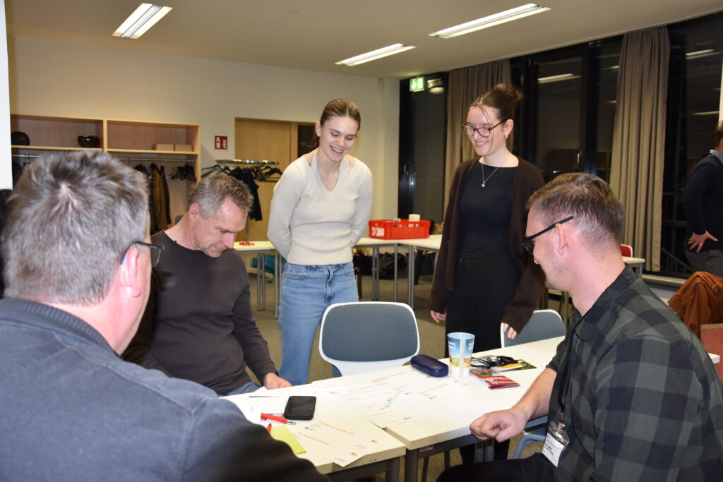 Vivien Fichert (stehend, l.) und Hannah Nowak führten durch das Planspiel "Unser Verein 2036". Foto: Thomas Juschus