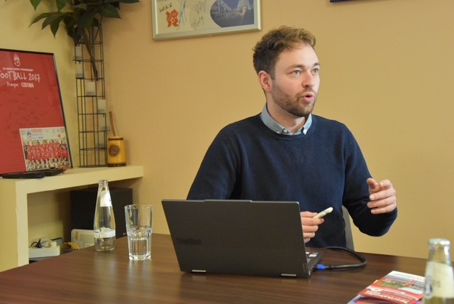 Netzwerk-Leiter Jona Peters lädt ein zum 1. Netzwerktreffen am 12. März in der Aula der Lausitzer Sportschule Cottbus. Foto: Thomas Juschus